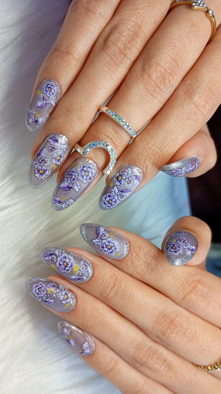 Kapping con flores lilas pintadas a mano