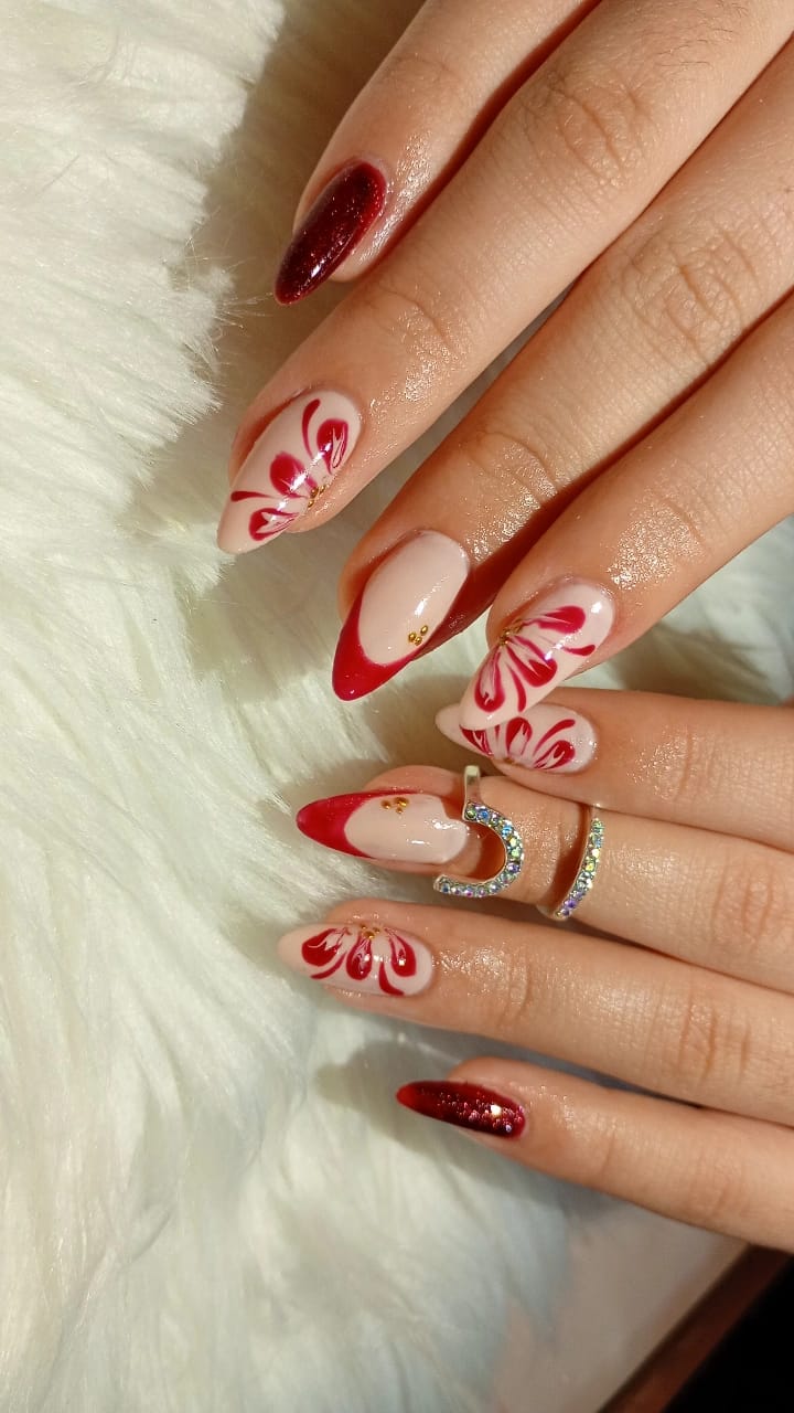 Kapping con flores rojas pintadas a mano