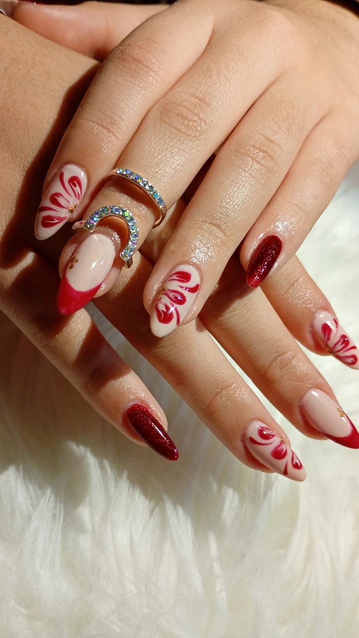 Kapping rojo con flores blancas y glitter