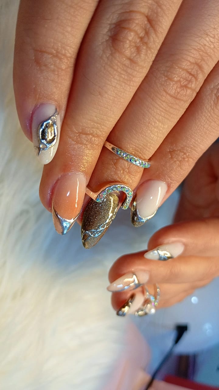 Soft gel con francesa cromada y detalle dorado
