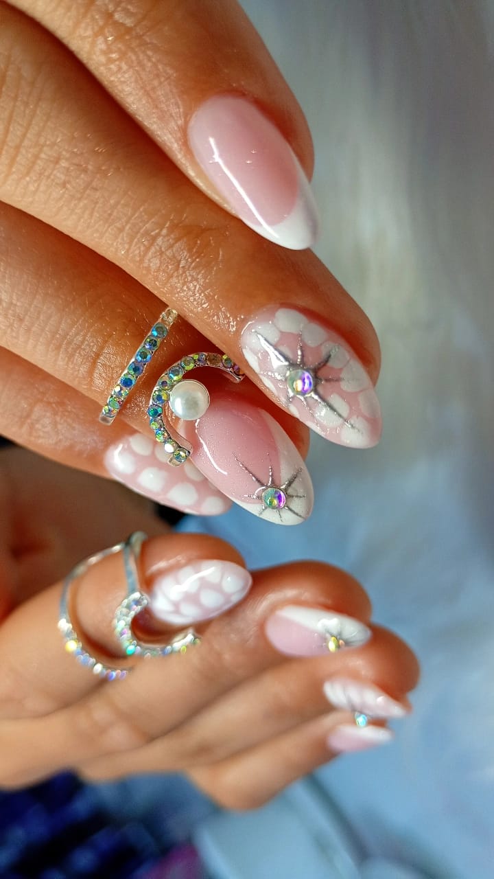 Soft gel nude con diseño plateado y perlas