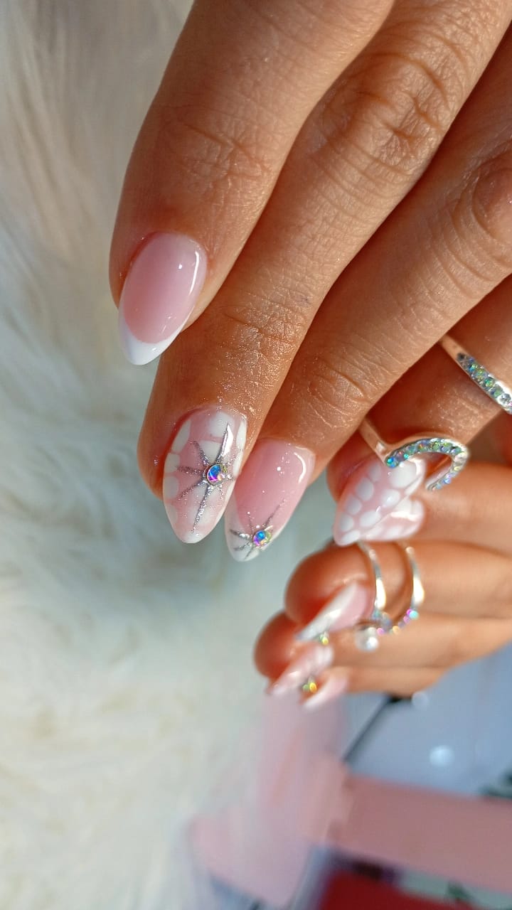 Soft gel estilo francesa clásica en almendra