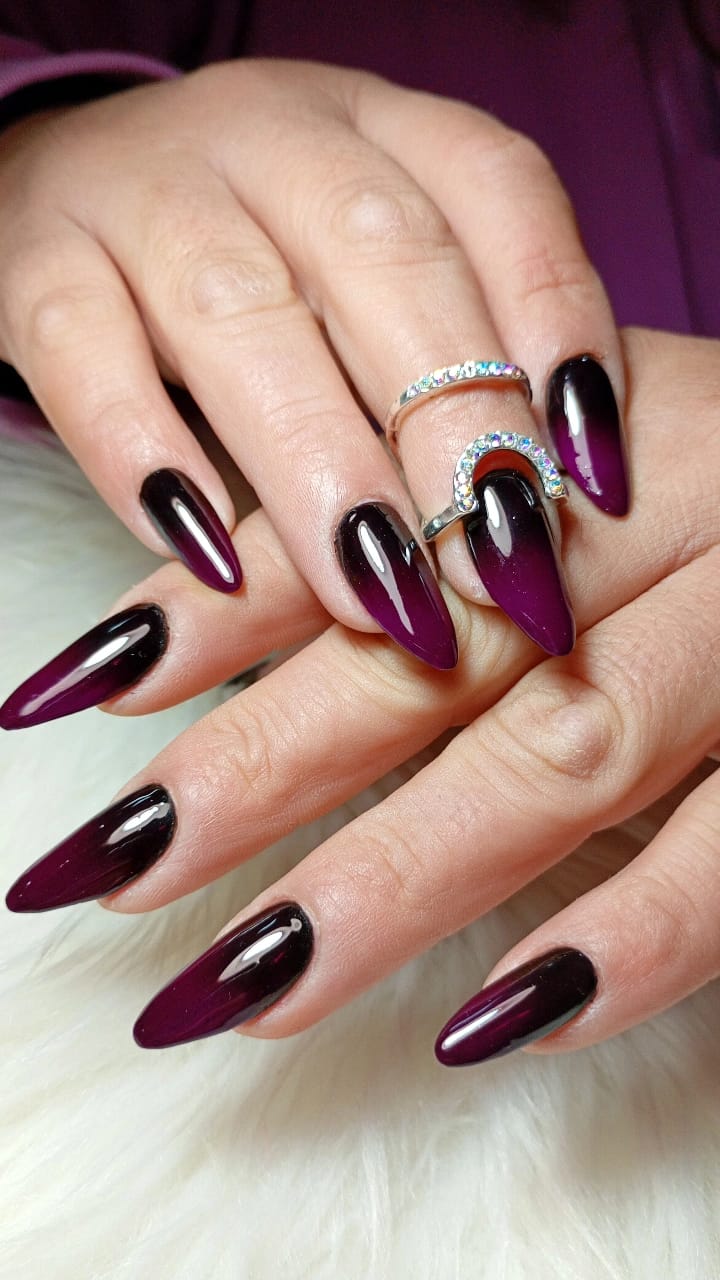 Soft gel violeta profundo en forma stiletto