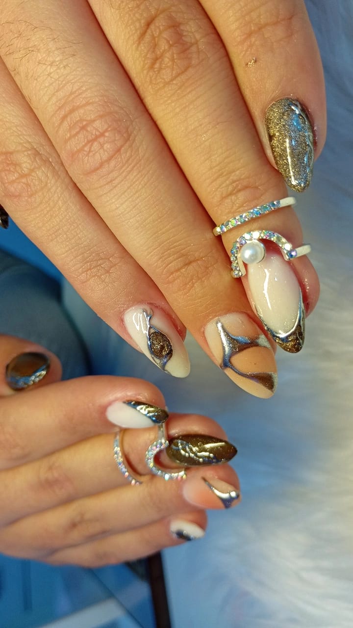Soft gel con detalles dorados y efecto espejo
