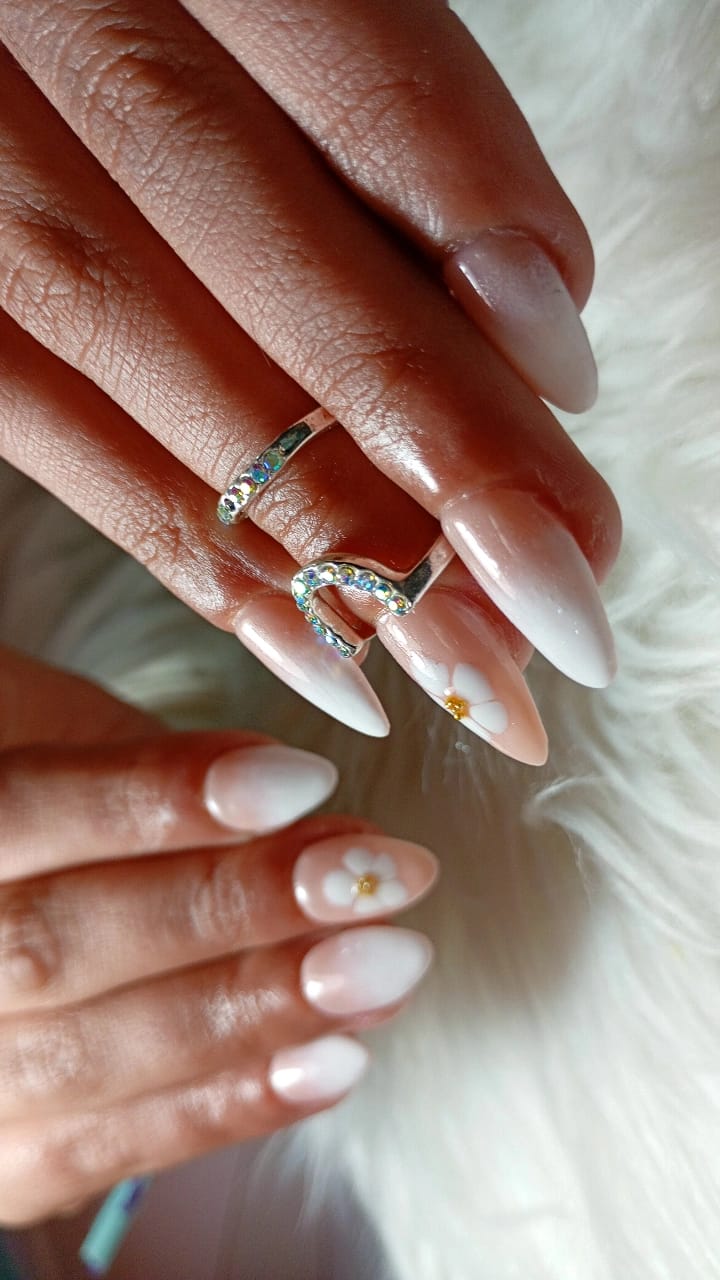 Soft gel degradé blanco con florcita en relieve