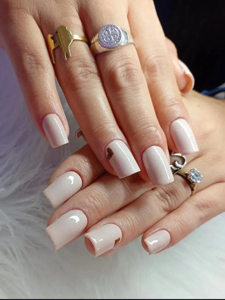 Soft gel en nude liso, forma cuadrada y sobria